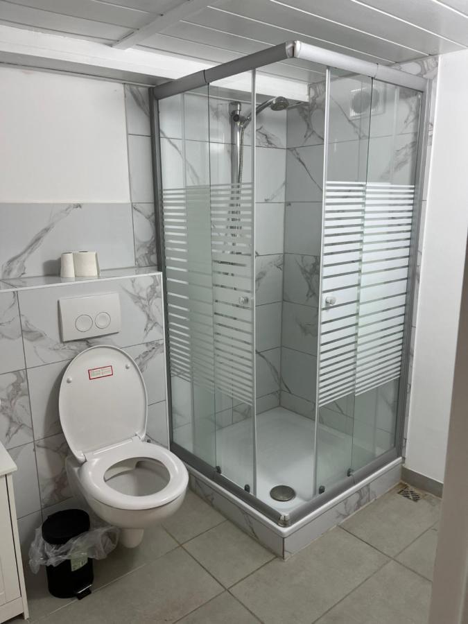 Souterrain Wohnung In Der Naehe Vom Duesseldorfer Flughafen Ratingen Esterno foto